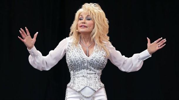 Dolly Parton y el abrigo de colores de la Reina del Country