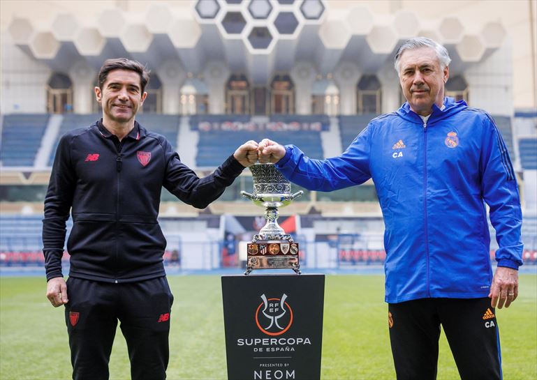 Marcelino y Ancelotti con la Supercopa