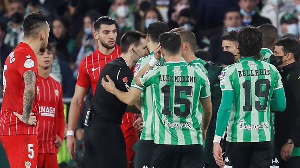 Jugadores del Betis y Sevilla hablando con el árbitro bilbaíno De Burgos Bengoetxea.
