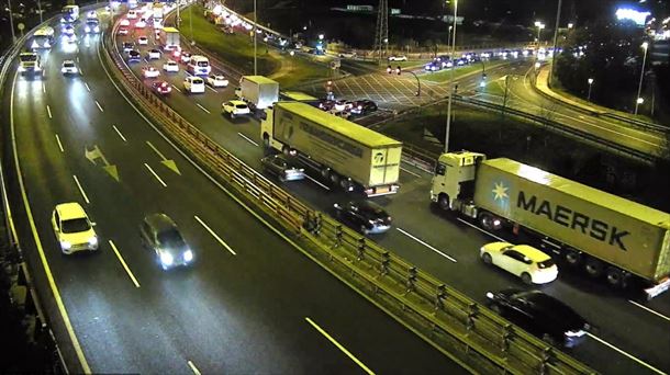 Un accidente entre varios vehículos provoca largas retenciones en el corredor del Txorierri