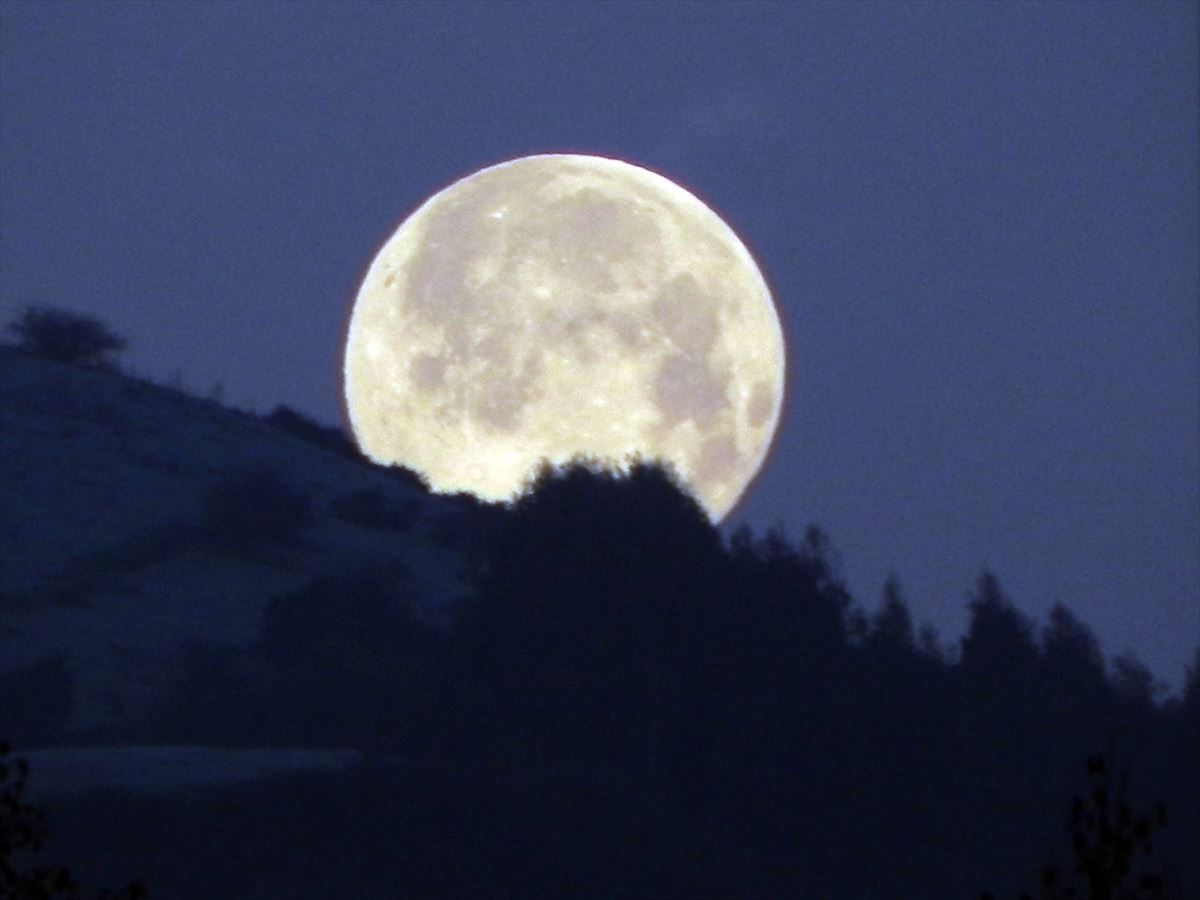 Imagen de la Luna, tomada en Llodio por el usuario de eitb.eus Iñaki Arteta.