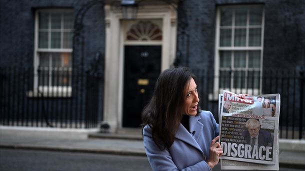 Una periodista muestra un portada sobre la pólemica que rodea a Boris Johnson en Downing Street. EFE