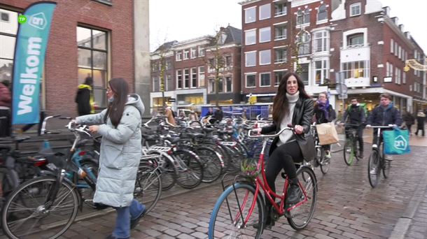 Joana Etxabe sobre una bicicleta en Groningen