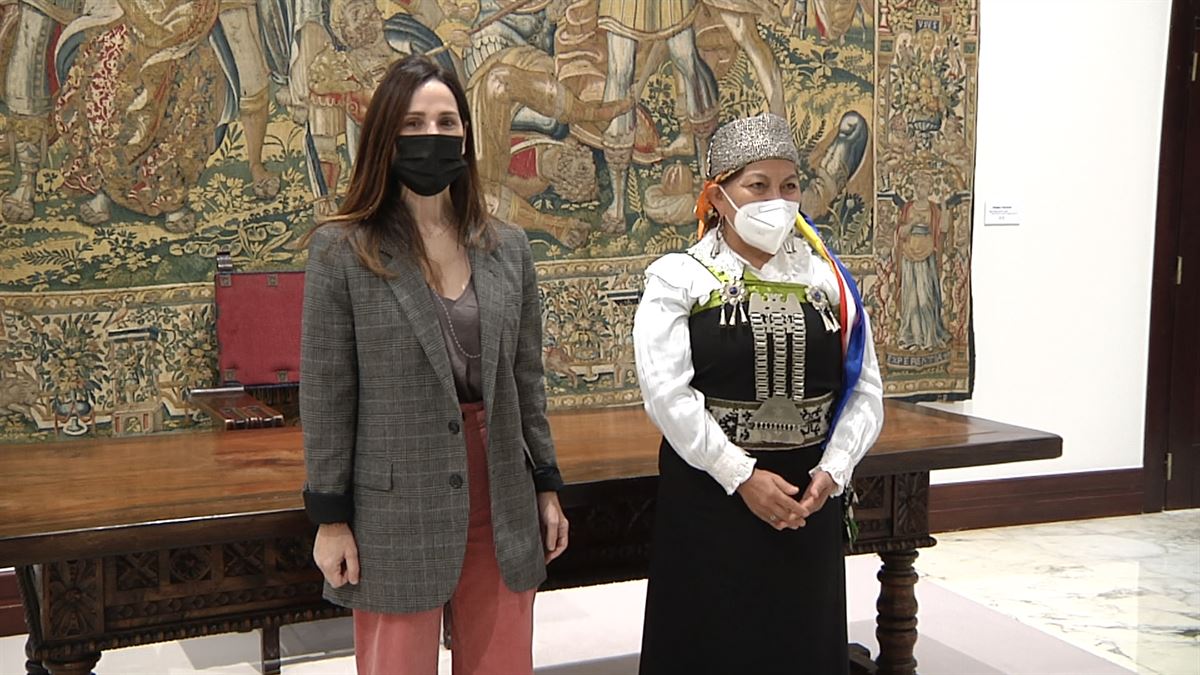 La presidenta del Parlamento Vasco recibe a a la activista chilena y Premio René Cassin 2021, Elisa Loncón