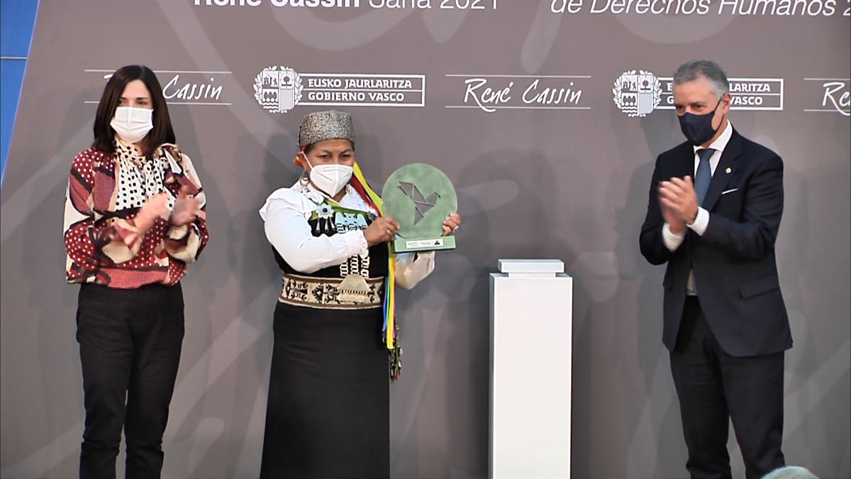 Elisa Loncón recibe el premio René Cassin. Imagen: EITB Media