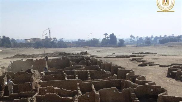 Restos de la ciudad perdida descubierta al oeste de Luxor - MINISTERIO DE ANTIGÜEDADES DE EGIPTO