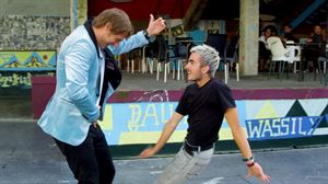 Julian fue a Ondarroa a sorprender a Enetz y acabó bailando con el joven showman