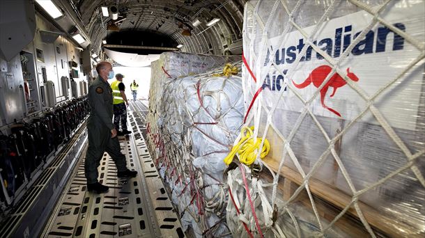 Australiako hegazkin bat laguntza humanitarioarekin.