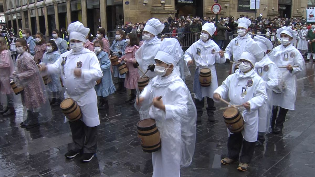 Las tamborradas infantiles animan las calles de Donostia