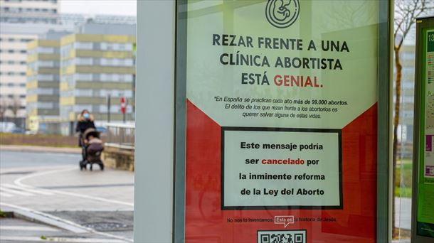 Carteles en contra del aborto que se han colocado en varias marquesinas. Foto: EFE.