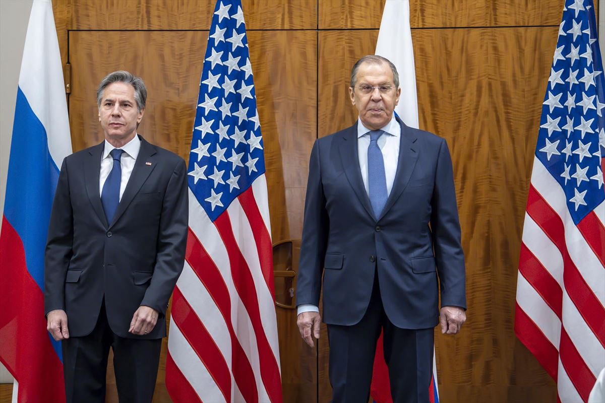 Antony Blinken y Sergei Lavrov, en Ginebra. Foto: EFE
