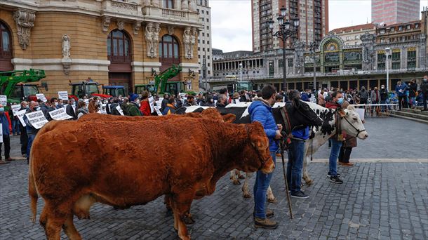 Protesta de ganaderos y agricultores en la plaza Arriaga de Bilbao. Foto: EFE