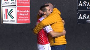 Sebastián Lizaso canta a Oinatz Bengoetxea en su último partido en el frontón Izarraitz