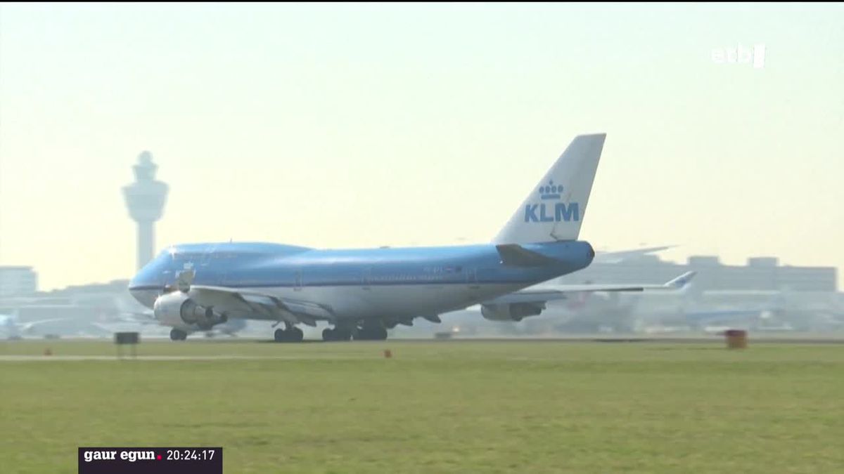 Un avión en el aeropuerto de Ámsterdam. Imagen obtenida de un vídeo de EITB Media.