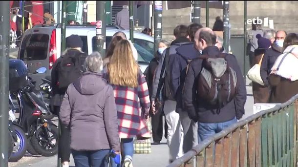 Gente con mascarilla en Iparralde