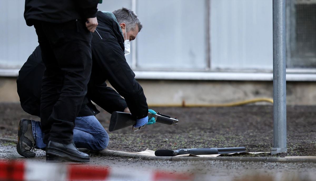 La Policía alemana junto a una de las armas utilizadas en el ataque. Foto: EFE