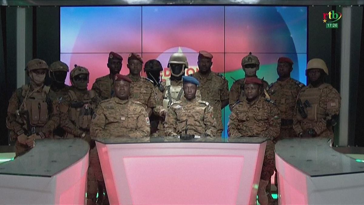 Militar kolpisten agerraldia Burkina Fasoko telebistan. Irudia: AFP agentzia