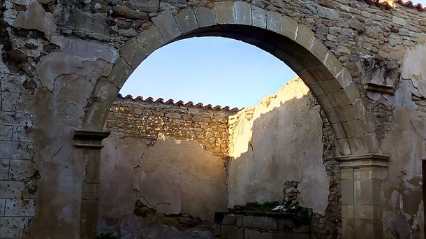 Arco de la iglesia en ruinas del concejo de Villabezana.