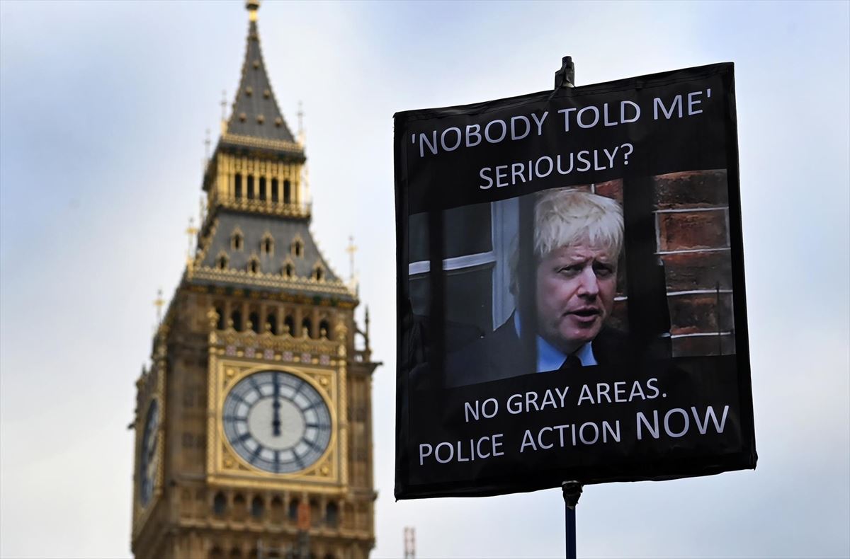 Una pancarta contra Boris Johnson ante el Parlamento británico. Foto: EFE