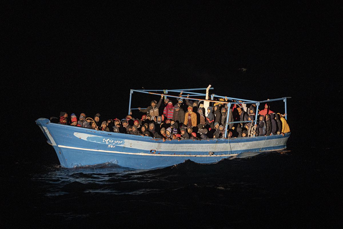 La embarcación asistida por el buque de rescate 'Aita Mari' en el Mediterráneo. Foto: maydayterraneo