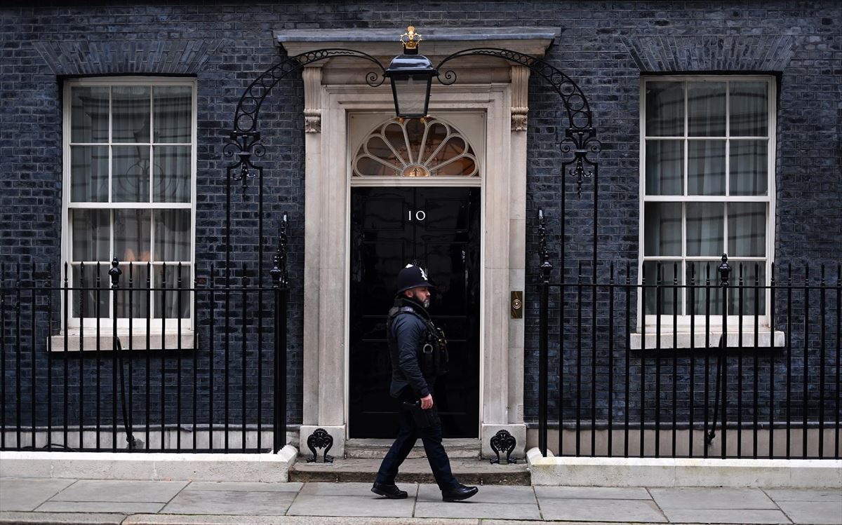 Un policía vigila la entrada a Downing Street. Foto: EFE