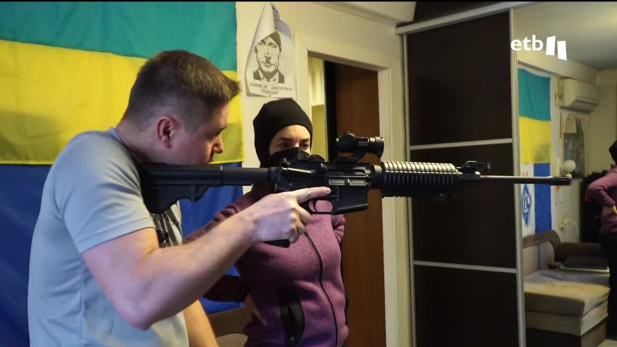 Reservistas y voluntarios paramilitares enseñan a los jóvenes ucranianos a usar armas