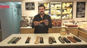 Txistorra mota ugari egiten ditu Joxe Mari Barriolak Ibarran