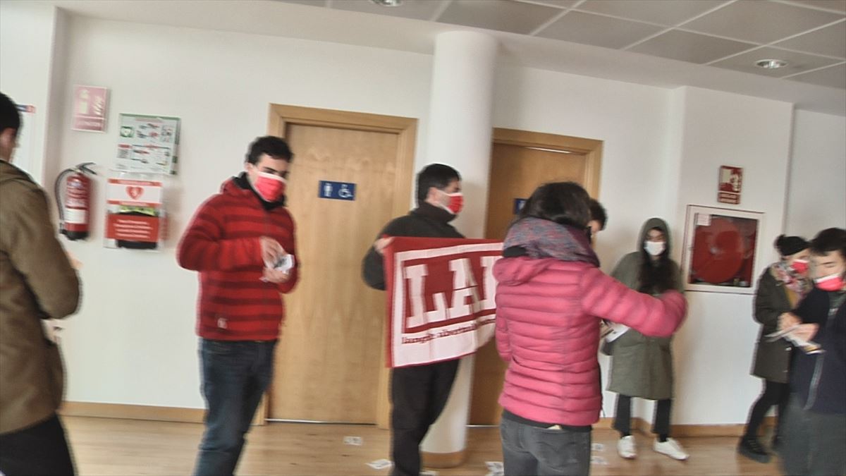 Protesta del sindicato LAB en el interior de la sede de Adegi, en San Sebastián. Foto: Sindicato LAB
