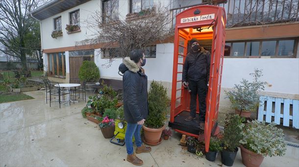 Joseba Arguiñano Raulekin batera Londreseko telefono kabinari begira, Arakilen