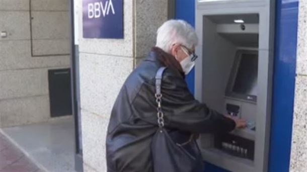 'En la cola de los bancos nos sentimos como mendigos para pedir nuestro propio dinero'