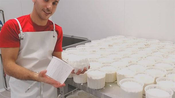 Eneko Serrano ha apostado por diversificar su producción de lácteos artesanos. LUSURI