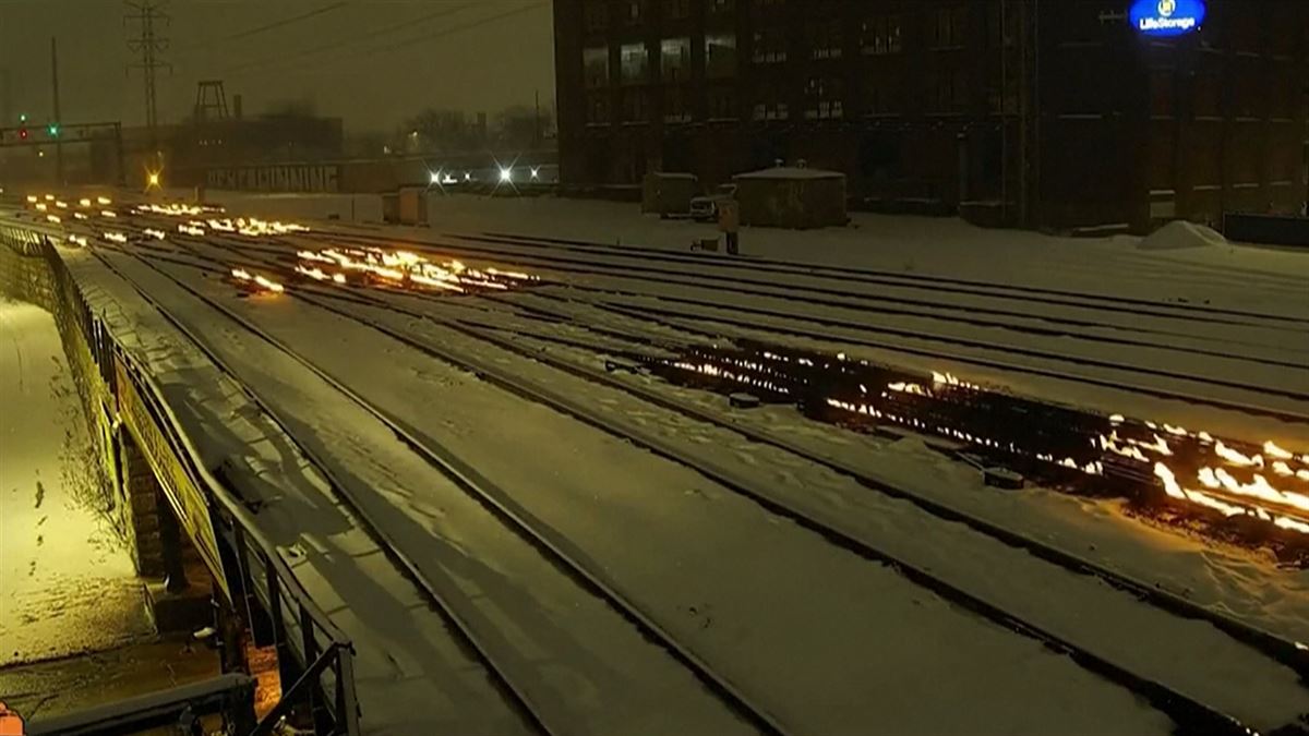 Fuego en las vías de tren de Chicago. Imagen obtenida de un vídeo de Agencias.