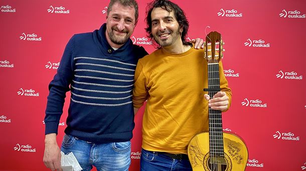 El cantaor Juanjo Navas junto al guitarrista Enrique 'El Vaca'