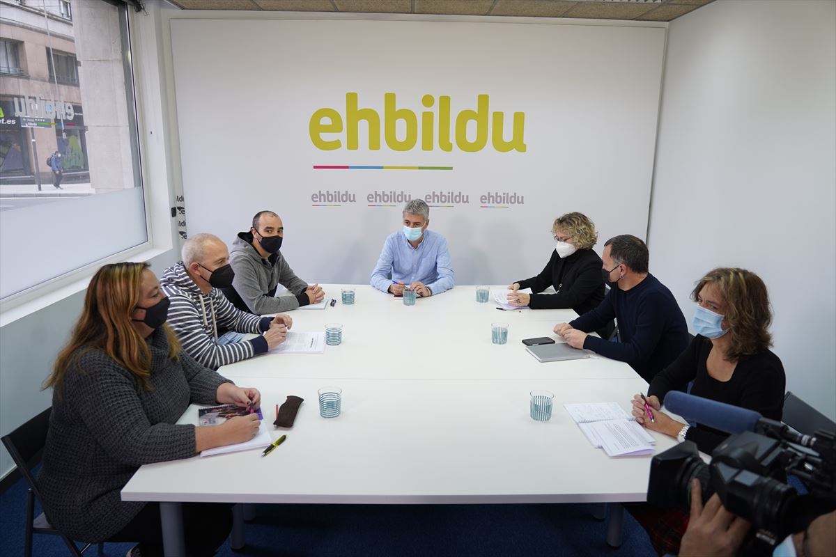 Matute se ha reunido en Bilbao con representantes de ELA, LAB y Steilas. Foto: EH Bildu