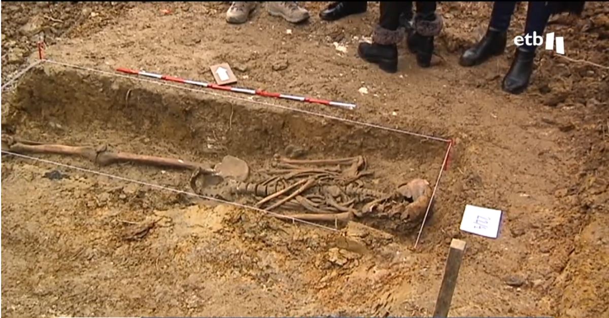 Exhumación del gudari Tomas Rubín Marín. Imagen obtenida de un vídeo de EITB Media.