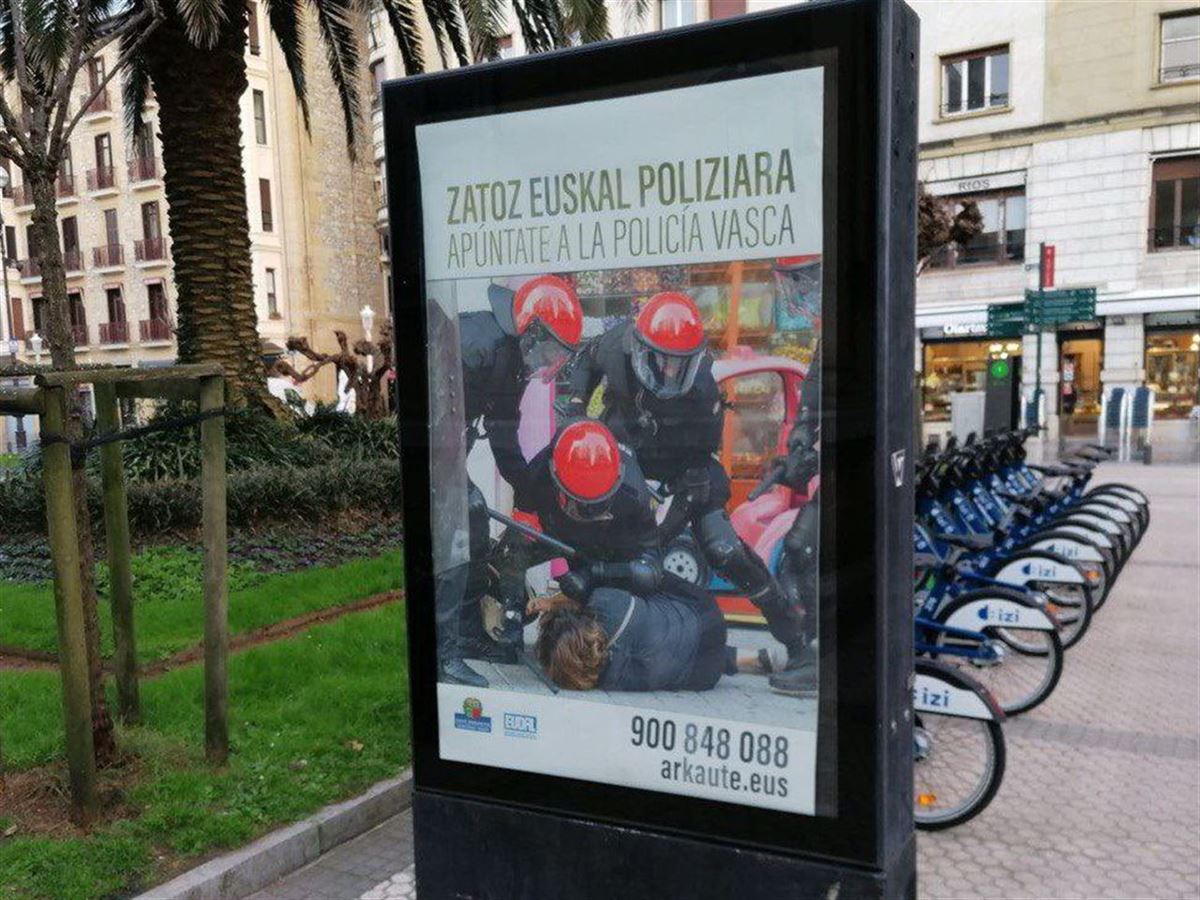Cartel contra la Ertzaintza en Donostia-San Sebastián. Foto: Efe