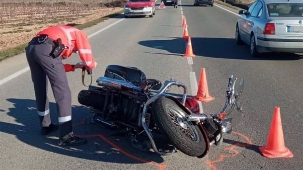 Herido grave el conductor de una moto tras chocar contra un tractor. Imagen: Policía foral.