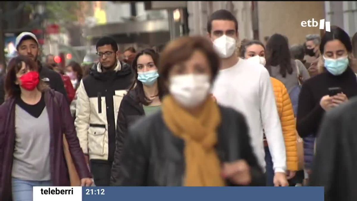 Gente paseando por Bilbao. Imagen obtenida de un vídeo de EITB Media.