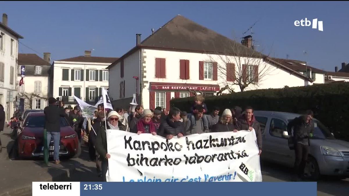 Manifestación en Donapaleu. Imagen obtenida de un vídeo de EITB Media.