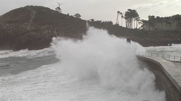 Imagen de la costa vasca azotada por un temporal. EITB