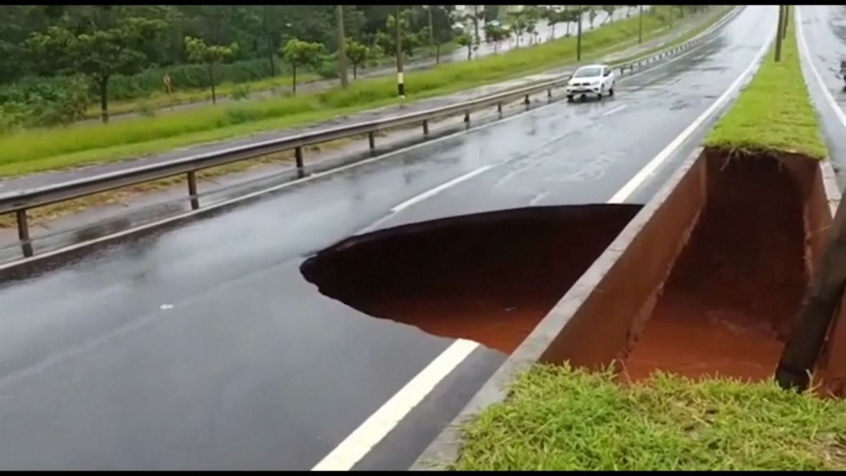 Carretera cortada en Brasil. Imagen obtenida de un vídeo de Agencias.