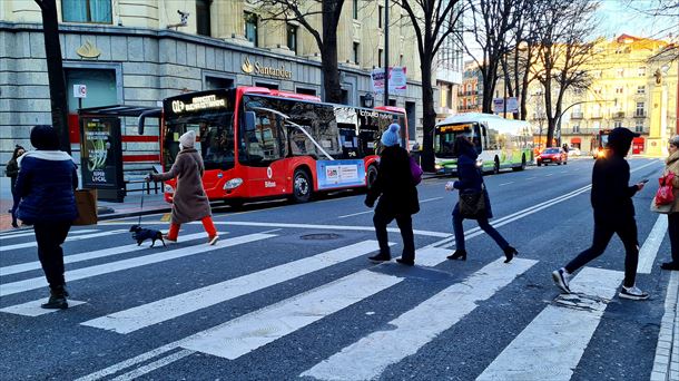 Hainbat pertsona zebrabide bat zeharkatzen Bilbon