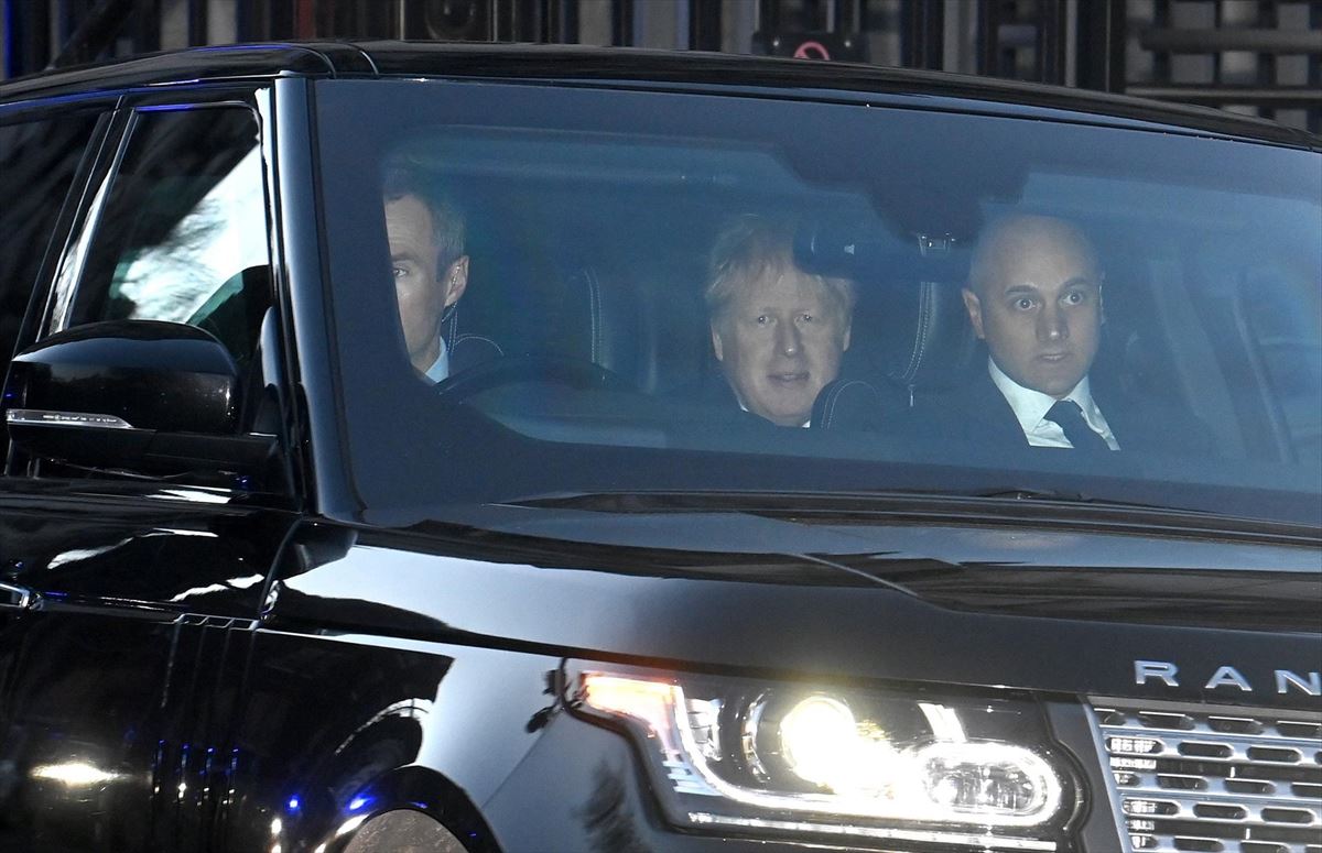 El primer ministro británico, Boris Johnson, en un coche. Foto: EFE