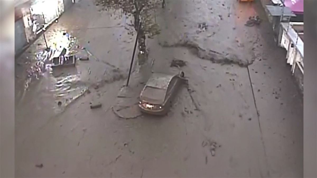 Coche arrastrado por el deslizamiento. Imagen obtenida de un vídeo de Agencias.