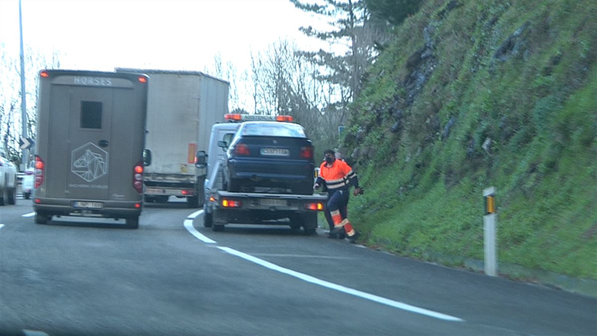 Uno de los vehículos accidentados en Itziar. Imagen obtenida de un vídeo de EITB Media.