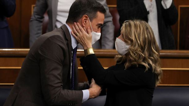 Pedro Sanchez eta Yolanda Diaz lan erreforma Diputatuen Kongresuan onartu ondoren. Argazkia: EFE