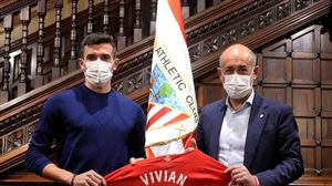 Vivian amplía su contrato con el Athletic hasta 2026