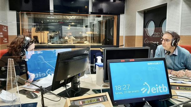 Los abogados Susana Sucunza y Jesús Mari García Herrero en el estudio central de Radio Vitoria