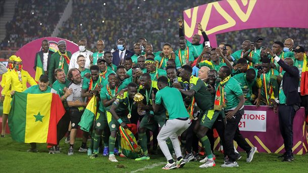 Los integrantes de la selección de Senegal con la copa.