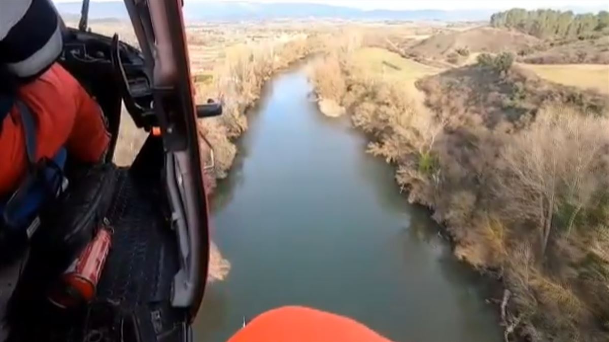 Equipos de rescate buscan en el río Aragón. Imagen obtenida de un vídeo de @bomberos_na.